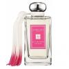 Jo Malone Silk Blossom – это цветочно-фруктовая женская парфюмерная симфония-новинка 2014- го года, гениальным автором которой стала неподражаемая Мари Саламан. Для создания волшебного букета Silk Blossom вдохновением для талантливого автора послужил нежный и экстравагантный бархатистый бело-розовый цветочек шелкового дерева. Следует отметить, что удивительное благоухание этого дерева привлекает целые стаи восхитительных колибри и ярких бабочек. Интригующая композиция этого аромата раскрывается нежными, медовыми и аппетитными нотками солнечного абрикоса в гармоничном сочетании с оттенками белого перца. Чуть позже аромат распускается аккордами изысканного сладкого жасмина и соблазнительной розой в сердце. Заканчивает свое мелодичное звучание эта утонченная парфюмерная симфония элегантным шлейфом из ноток сексуального, чувственного и экзотического листа пачули, сладострастного гелиотропа и пряных аккордов дубового мха. Оригинальные бело-розовые кисточки, искусно повязанные на горлышке флакончика аромата Jo Malone Silk Blossom, символизируют собой цветочек шелкового дерева.