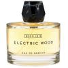 Аромат Electric Wood, представленный нишевым парфюмерным брендом Room 1015, вдохновлен первым обонятельным впечатлением «доктора Майка» - Майкла Патруша, основателя Room 1015, от электрогитары Gibson, подаренной ему отцом на 12-тилетие. «Я никогда не забуду тот день, когда впервые открыл футляр с гитарой. Это было в начале 90-х, и это был легендарный Gibson, - вспоминает Майкл. - Я был поражен его запахом, этим мощным миксом из ароматов дерева, лака и металла... Я думаю, Electric Wood родился именно в этот день…» Чувственный и мощный, Electric Wood - это запах рок-н-ролла: всех полуночников в тускло освещенных рок-клубах, сигаретного пепла и ночного воздуха… Но прежде всего, это аромат великолепно сделанной электрогитары, на которой отыгран рок-концерт – это запах перегретой древесины и натруженных металлических струн. Открываясь интенсивным аккордом амброксана, Electric Wood раскрывается вязким запахом кедра и богатыми оттенками ароматических смол - энергичными, роскошными и резкими нотами сердца. В шлейфе композиции пудровый ирис и пепельный мускатный орех поддерживают длительное звучание древесных интонаций, намекая на более пикантные ночные занятия рок-музыкантов. Основные ноты аромата: амброксан, кедр, древесина дуба, hydrocarboresin – ароматическое соединение на основе углеводорода, ирис, мускатный орех.