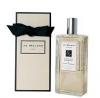 Аккорды French Lime Blossom cologne звучат первыми весенними лучами солнца, затем они наполняют воздух запахом майской грозы и постепенно переходят в аромат теплого летнего вечера на морском побережье. Одеколон открывается свежестью лайма и бергамота, которая постепенно заменяется пряностью эстрагона, нежностью весеннего ландыша и жасмина. В шлейфе остаются романтичные южные и восточные ароматы мускуса, бобов тонка, амбры и сандала. Одеколон входит в коллекцию так называемых «личных ароматов», то есть он индивидуален и очень точно передает настроение своего обладателя.